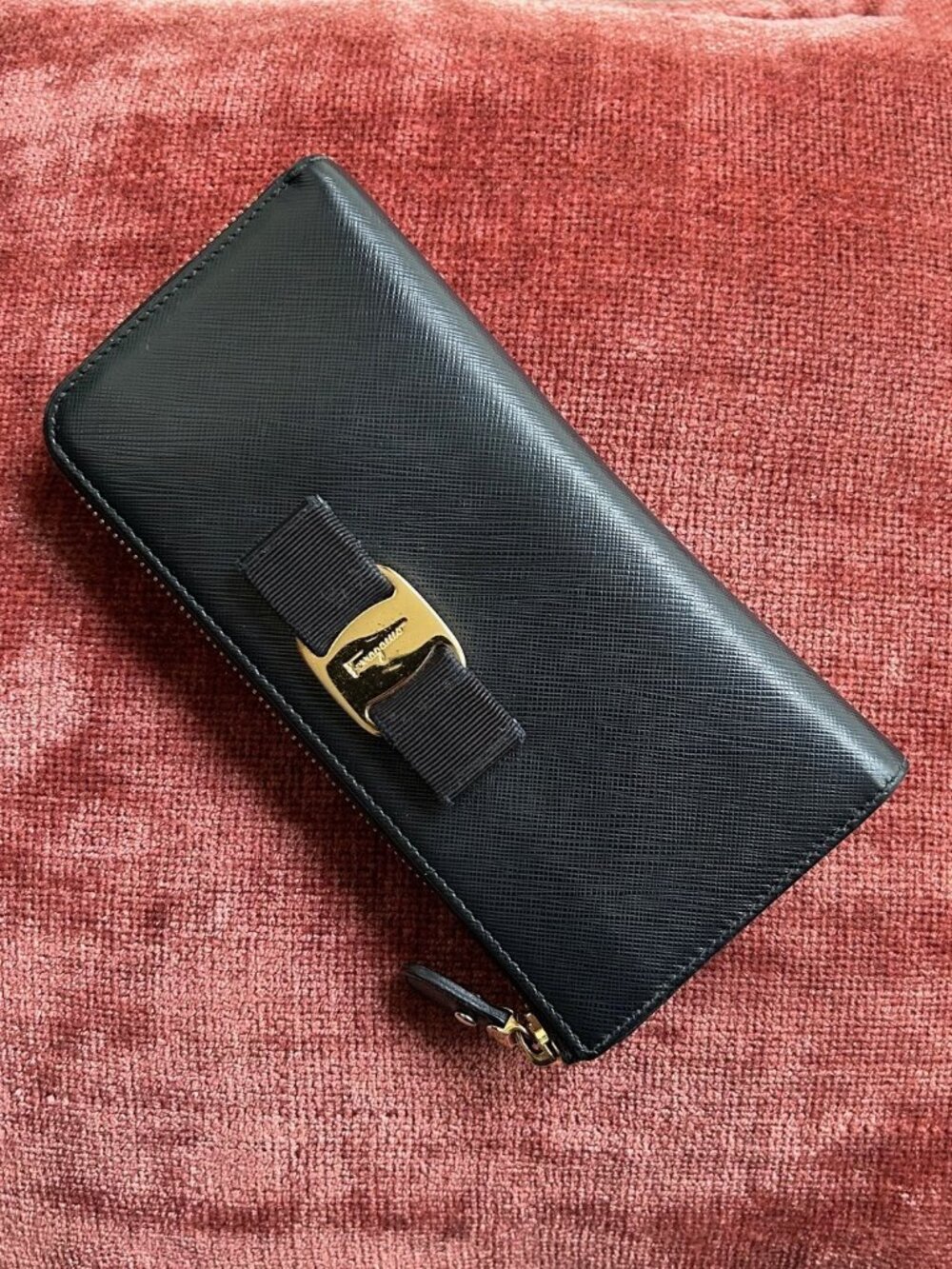 SALVATORE FERRAGAMO Vara Ribbon Leather Half Zip Wallet, Black